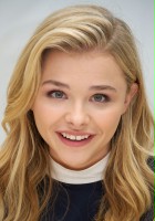 Chloë Grace Moretz / Carolyn Stoddard
