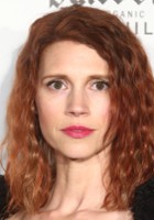 Julie McNiven / Hanna