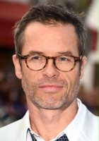 Guy Pearce / Dr Emil Harting